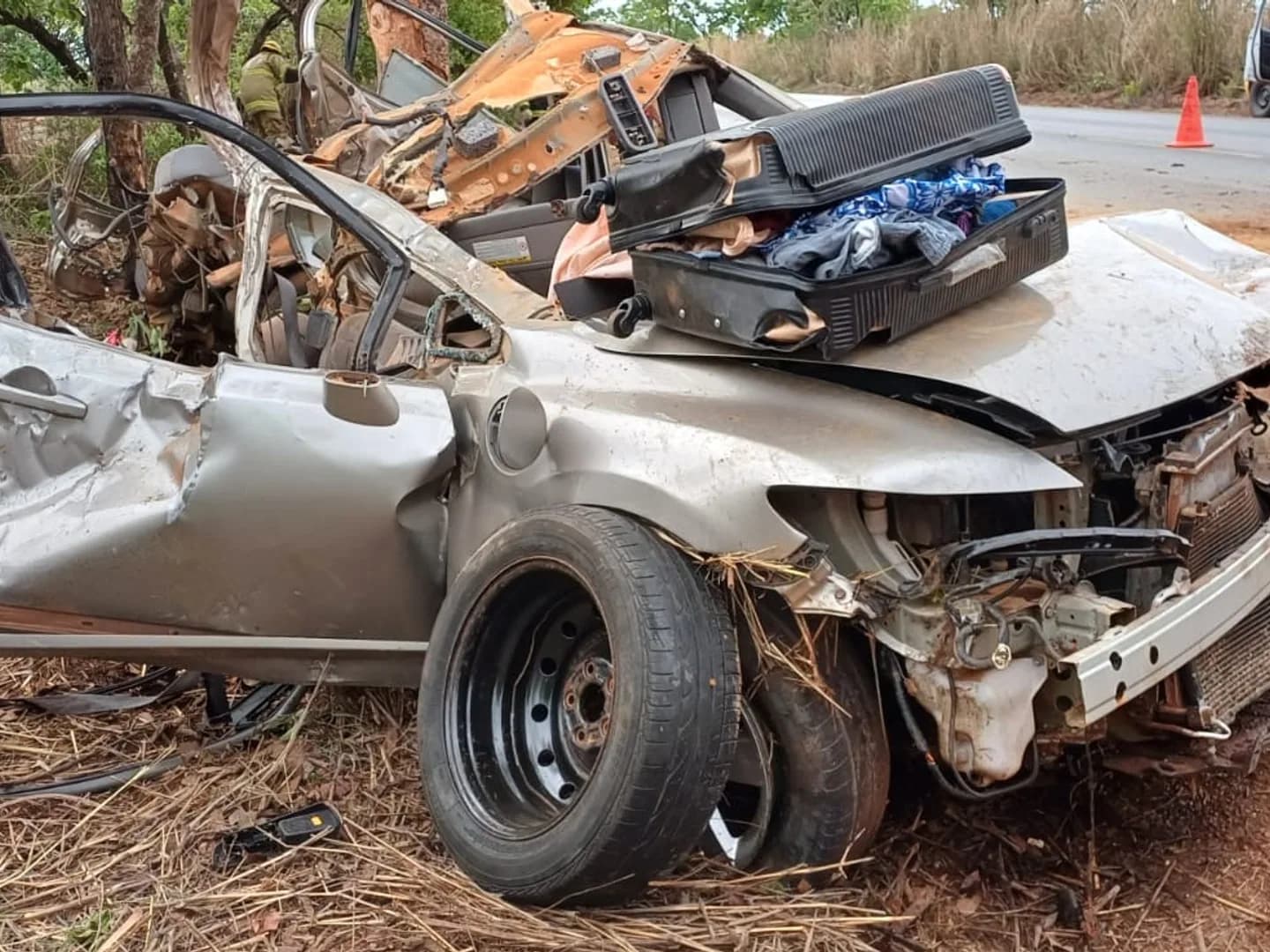 Acidente na MG-188  deixa duas pessoas mortas após carro bater contra árvore 