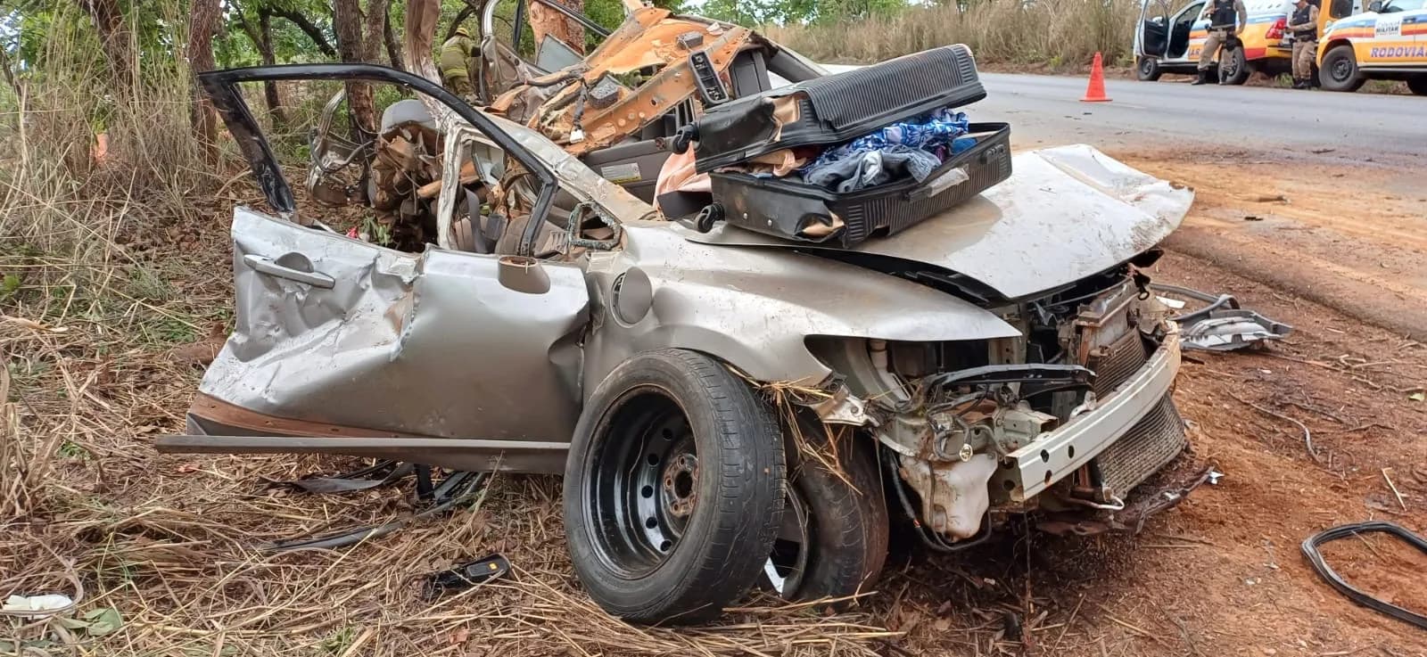 Acidente na MG-188  deixa duas pessoas mortas após carro bater contra árvore 