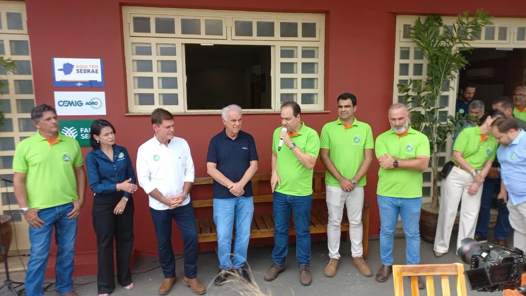 ntre os presentes estavam o diretor de operações do Sebrae Minas, Marden Márcio Magalhães; o presidente do Sindicato Rural, Cleides Júnior; a prefeita do município, Sandra Gomes; o presidente do Sistema Faemg/Senar, Antônio de Salvo; e o vice-presidente de Relações Institucionais da Cemig, Marcos Montes Cordeiro, entre outras lideranças