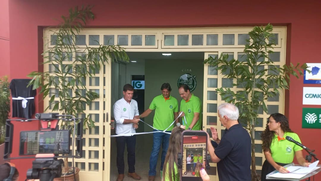 Momento do descerramento da placa inaugural