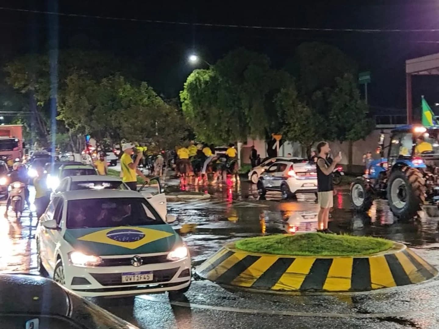 Carreata em Patrocínio reúne centenas de veículos em apoio a Flávio Bolsonaro