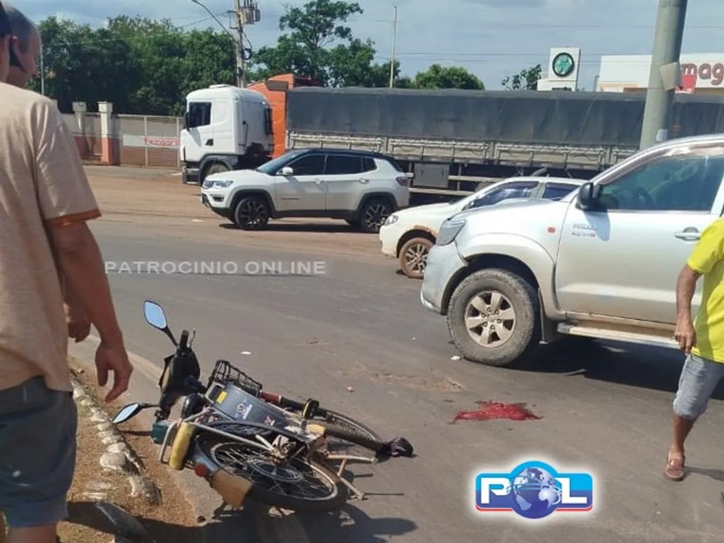 Idoso fica gravemente ferido em acidente entre bicicleta elétrica e Hilux na BR-251