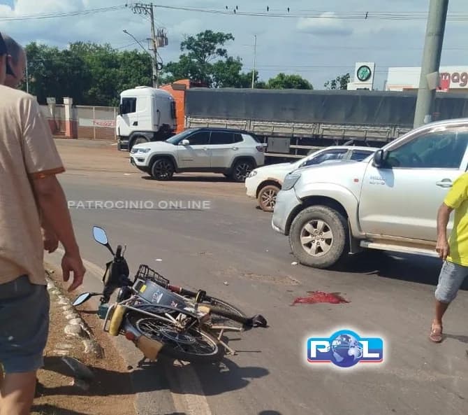Idoso fica gravemente ferido em acidente entre bicicleta elétrica e Hilux na BR-251