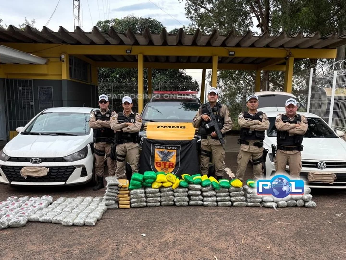 Motorista foge de abordagem e tenta atropelar militar durante ocorrência na MGC-497 e acaba preso com drogas avaliadas em R$ 1,5 milhão.
