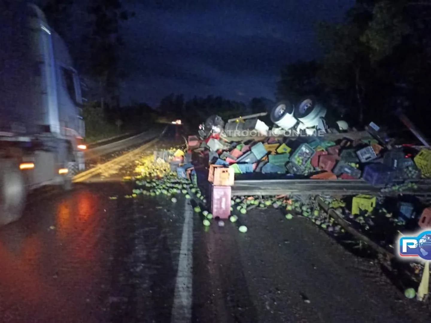 Motorista tenta desviar de caminhonete e caminhão carregado com mangas capota na BR-365