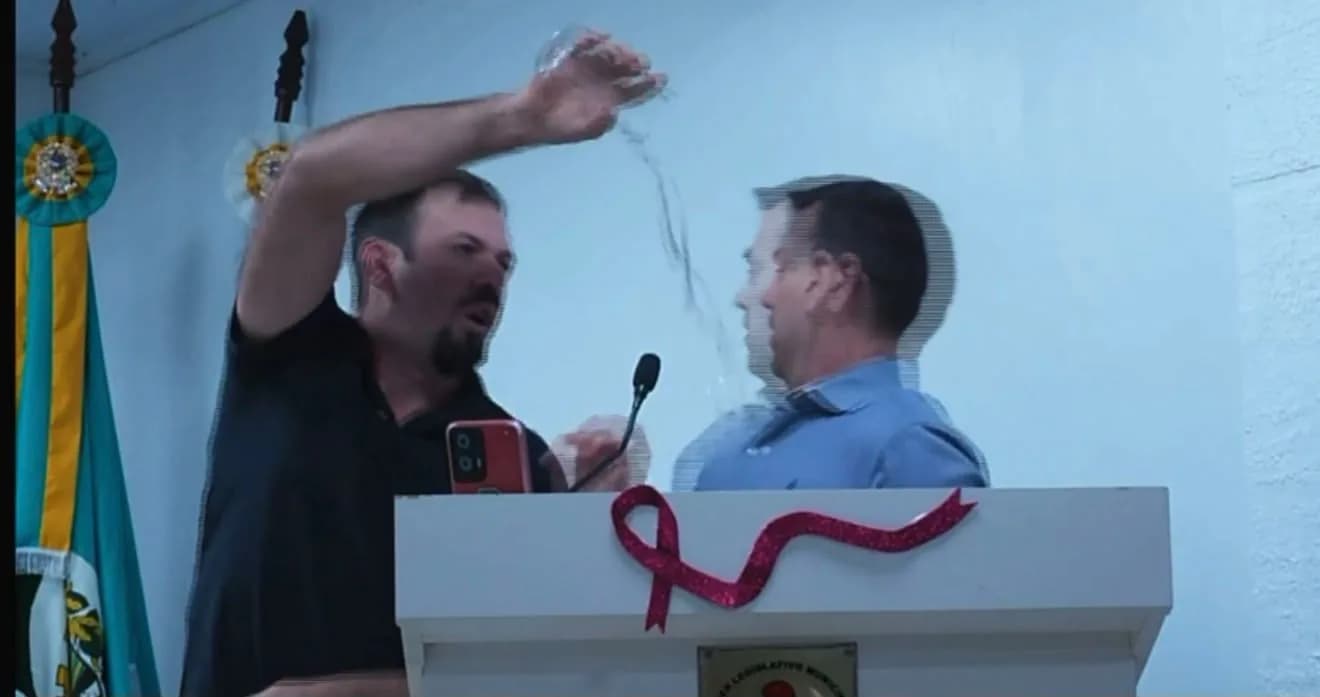 Vereadores trocam socos após copo de água ser jogado durante sessão no RS; assista ao vídeo