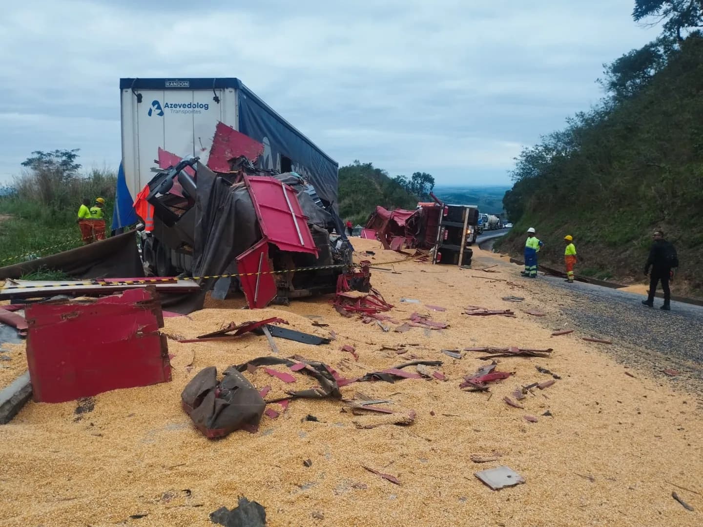 Colisão frontal entre veículos de carga deixa um morto e dois ferids na BR-262, na Serra de Luz