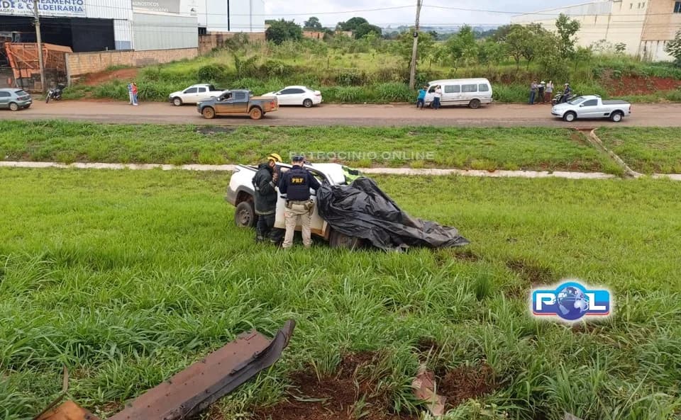 Grave acidente entre Strada e carreta carregada de cerveja deixa motorista morto na BR-365