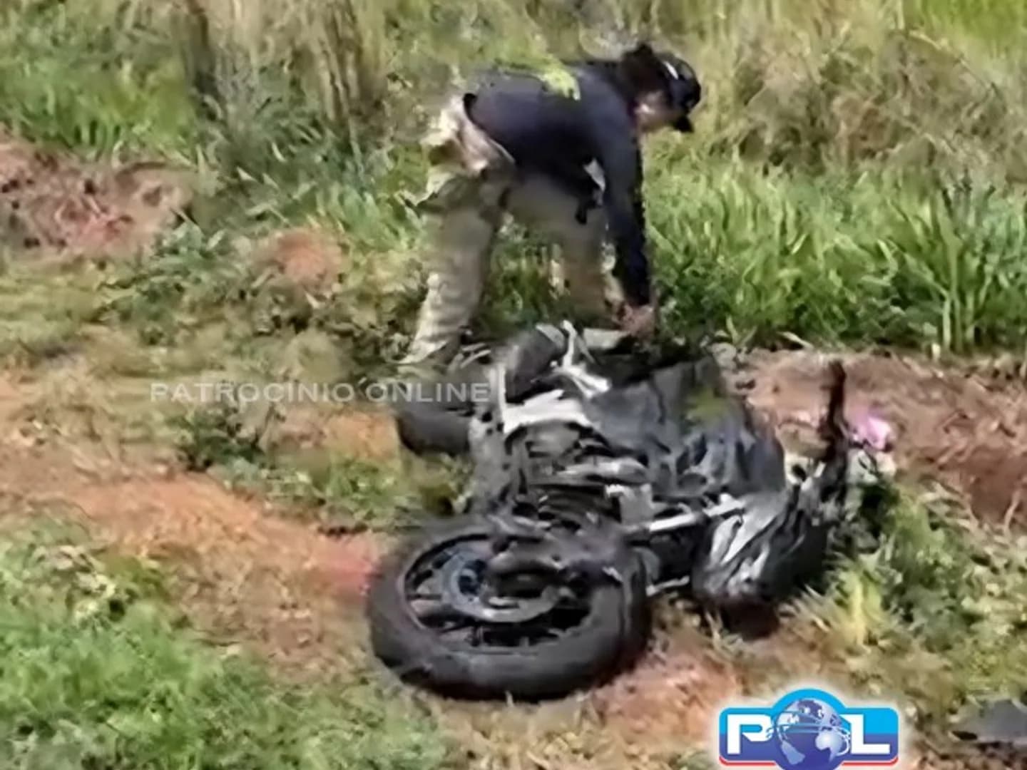 Colisão traseira entre duas motocicletas deixa primos feridos na BR-365