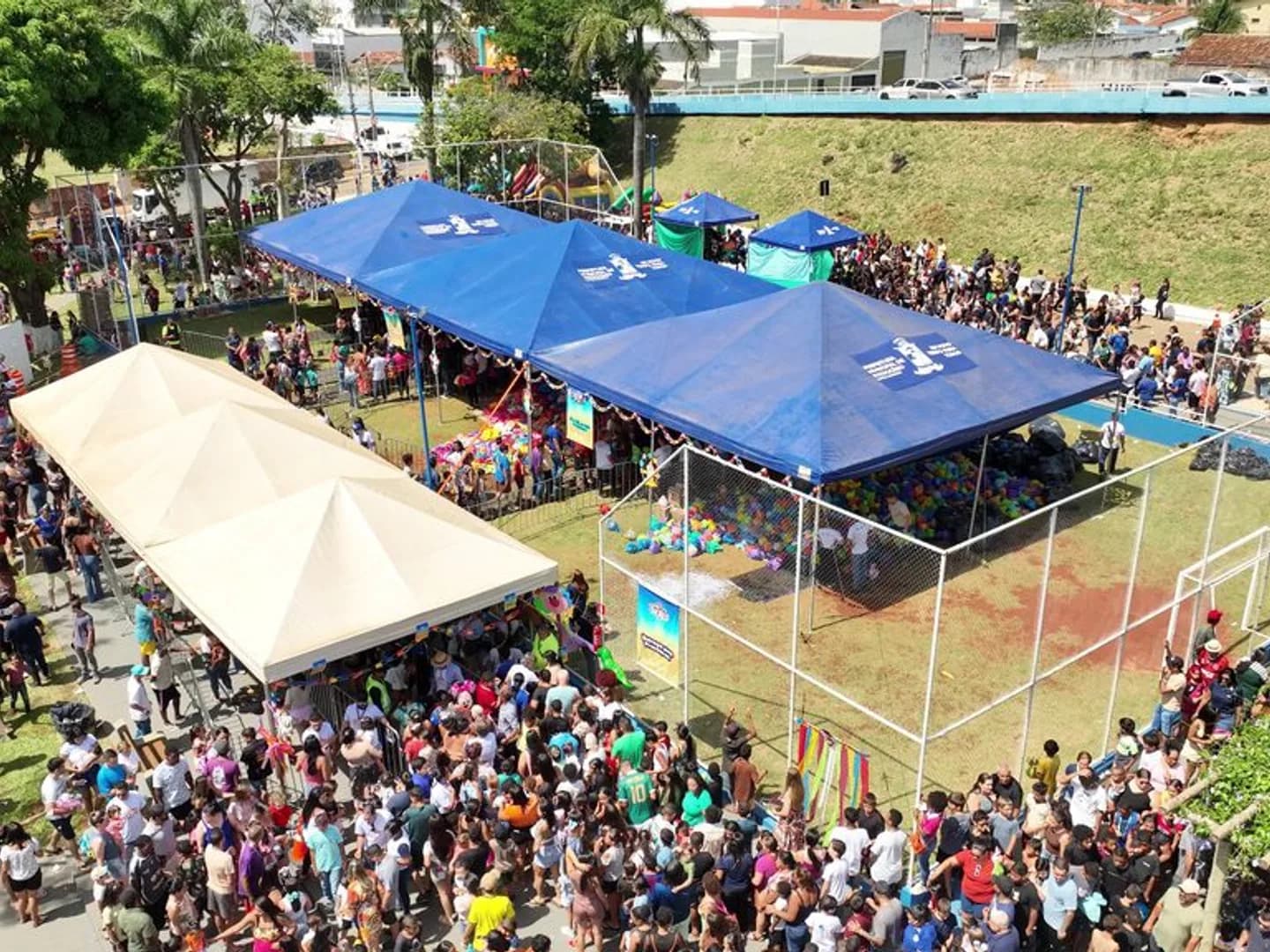 Grande Festa das Crianças reúne milhares de pessoas na Praça da Bíblia