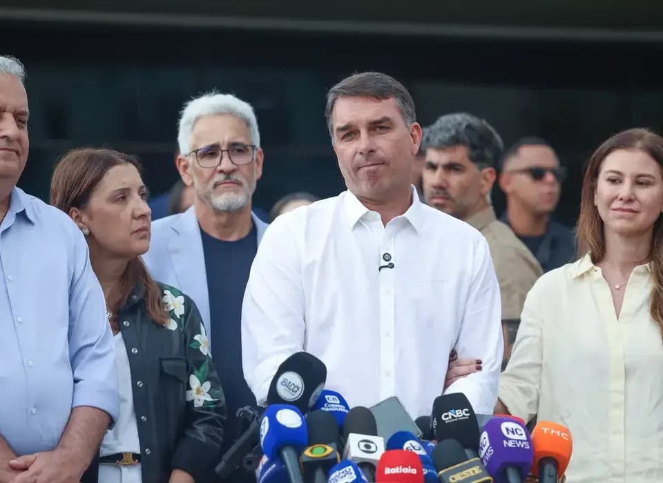 Após chegar a Miami, Flávio Bolsonaro se declara presidente eleito e divulga carta com acusações de fraude eleitoral e perseguição política