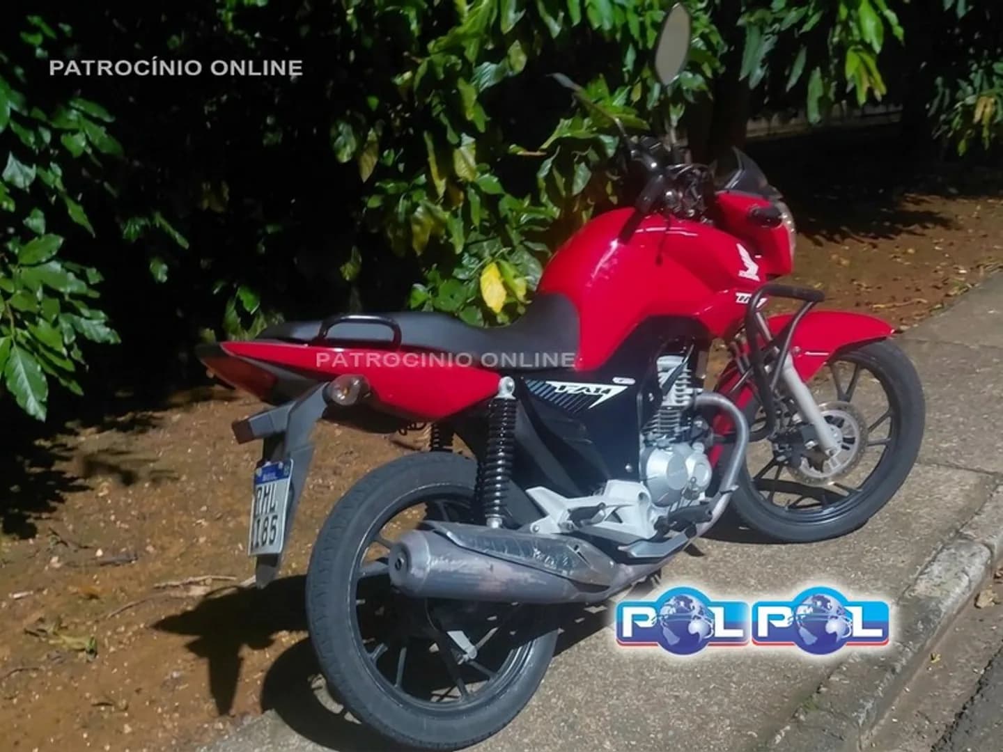 Jovem é arremessado cerca de 15 metros após acidente de moto e enfermeira presta socorro antes da chegada do Samu