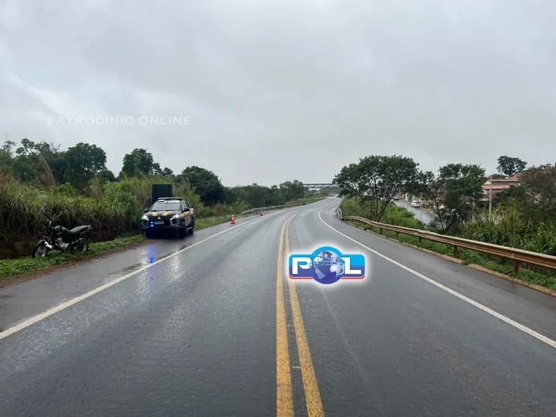 Acidente entre moto e carreta deixa passageira gravemente ferida na BR-365, no município de Patrocínio