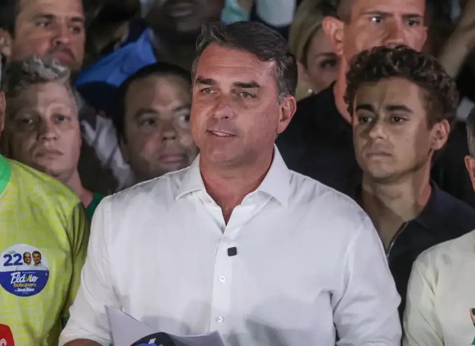Flávio Bolsonaro viaja para os Estados Unidos após derrota nas eleições