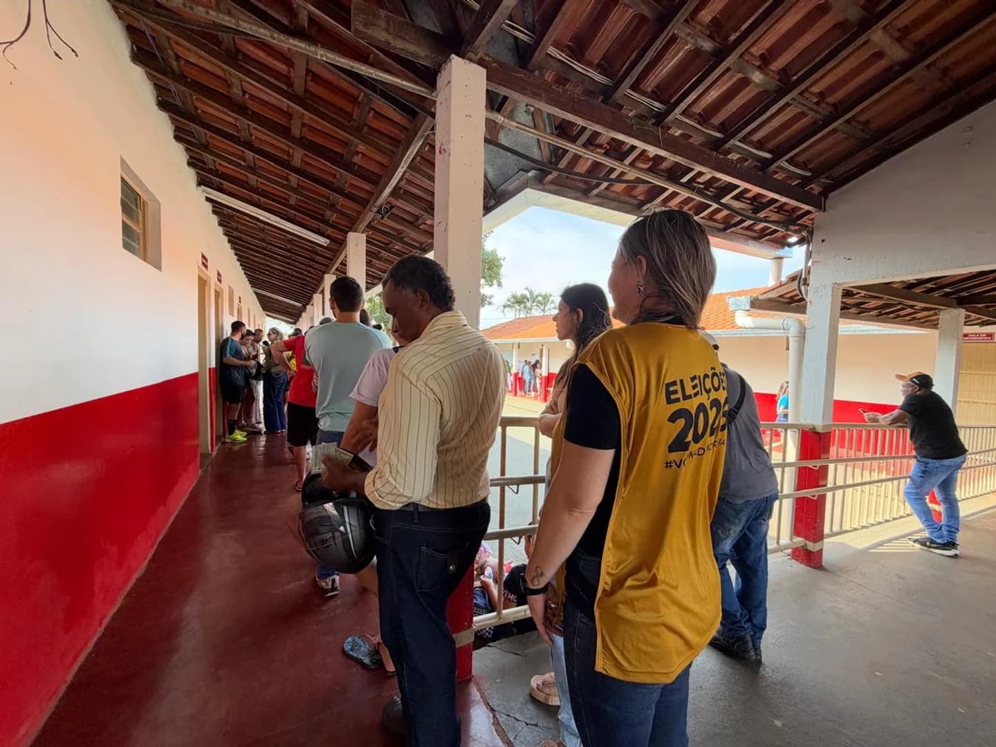 Eleitores enfrentam filas logo nas primeiras horas de votação em Patrocínio