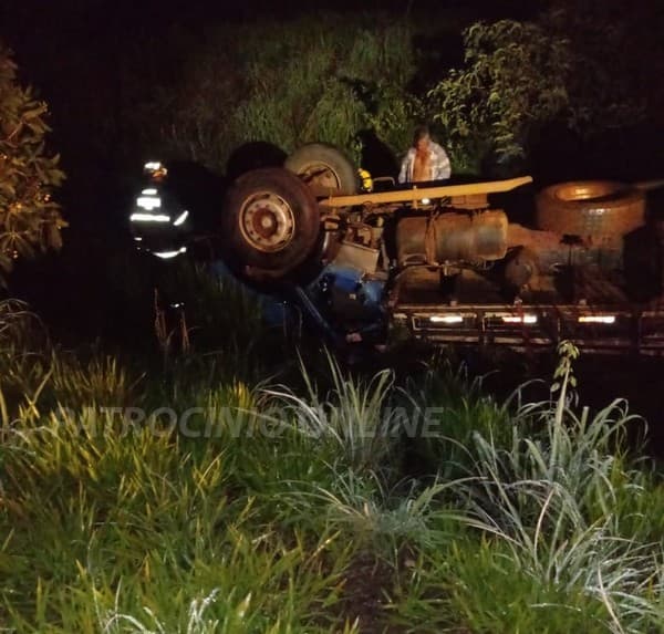 NOTÍCIA ATUALIZADA: Condutor perde controle, sai da pista e capota caminhão na MGC 462