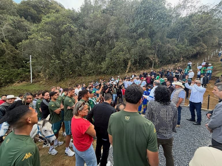 Delegação da Chapecoense visita “Cerro Chapecoense” em Medellín às vésperas dos 10 anos da tragédia