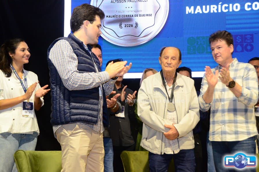 Três gerações e um legado: Maurício Queiroz recebe Comenda Alysson Paolinelli durante abertura do 34º Seminário do Café