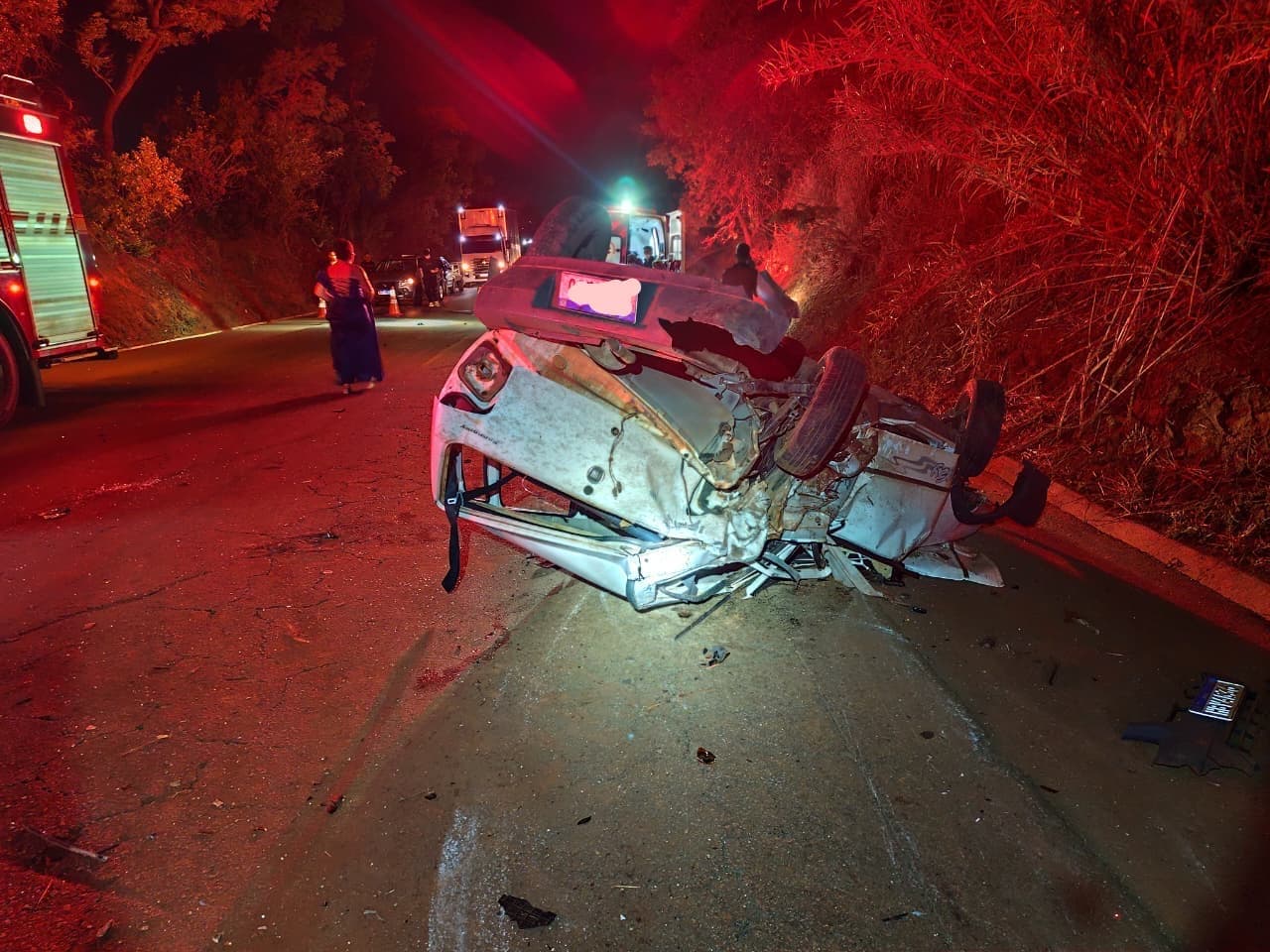 Veículo invade pista da BR-365, bate em carro que capota, deixando cinco pessoas feridas, entre elas uma criança