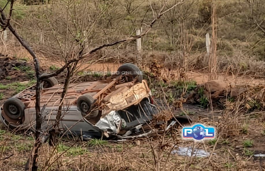 Veículo capota e deixa vítimas na MG-230, no município de Patrocínio