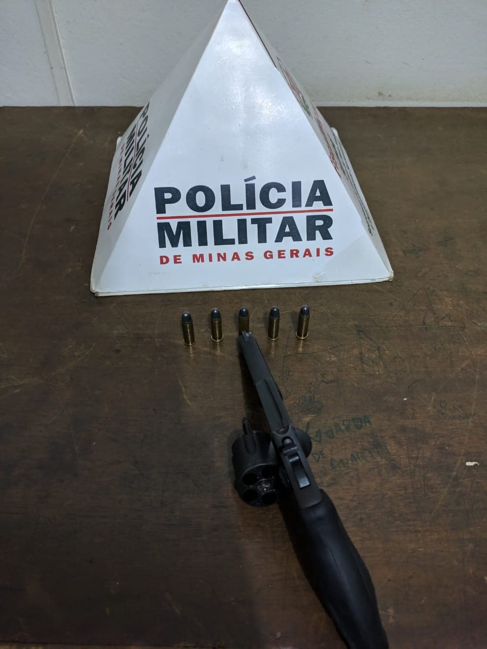 Após denúncia homem tenta fugir e aponta arma para militares, sendo atingido na perna por um disparo
