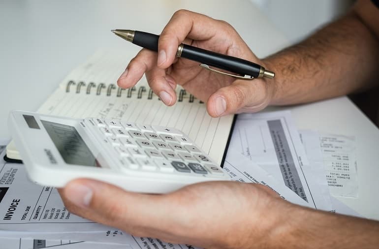 Contratado como auxiliar, trabalhador passa a liderar equipe e garante diferenças salariais por desvio de função