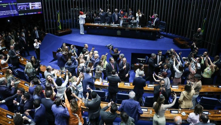 Senado aprova PEC que acaba com a escala 6x1 e reduz jornada de trabalho para 40 horas semanais
