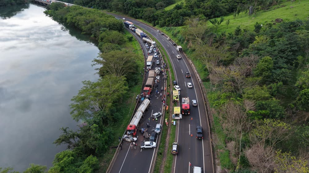 VÍDEO - Sequência de acidentes envolve mais de uma dezena de veículos na BR 050 entre Uberlândia e Araguari
