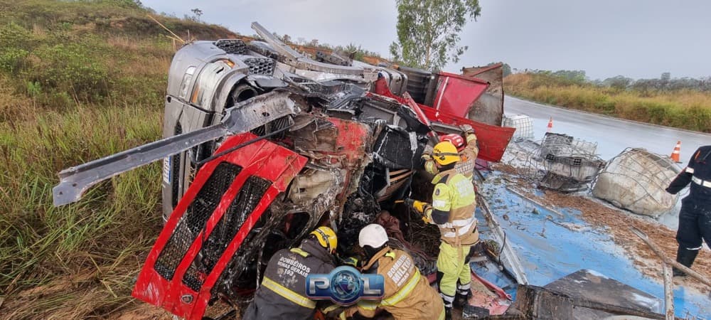 Após envolvimento de vários órgãos de segurança em complexa ação de resgate, motorista é retirado das ferragens e socorrido após tombamento de caminhão na BR-365