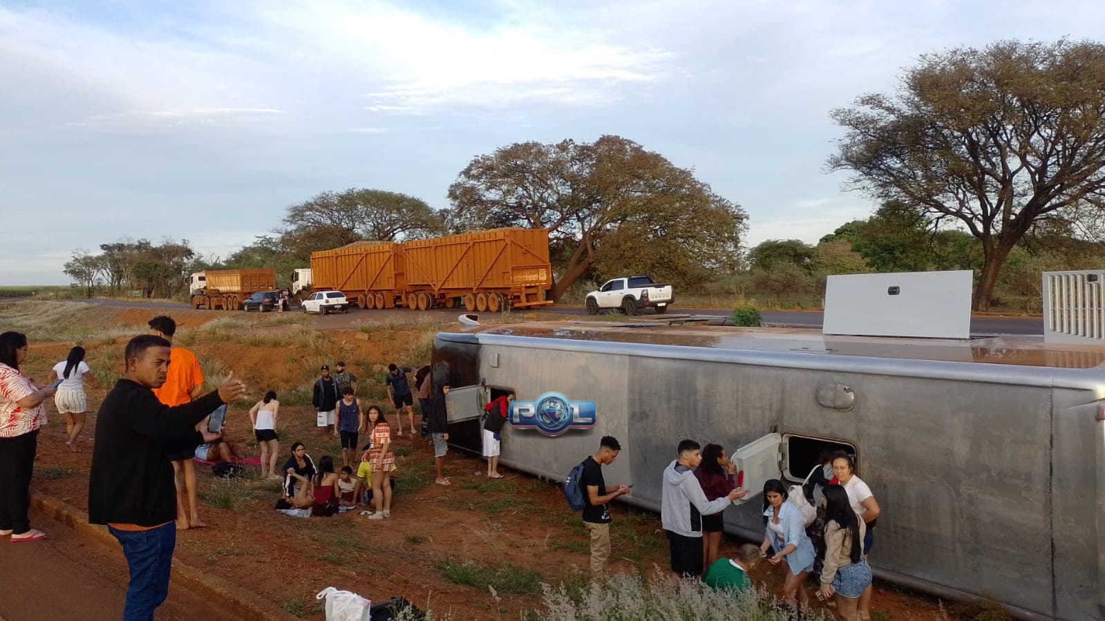 Uberaba: ônibus de viagem tomba na LMG-799 e deixa sete passageiros feridos