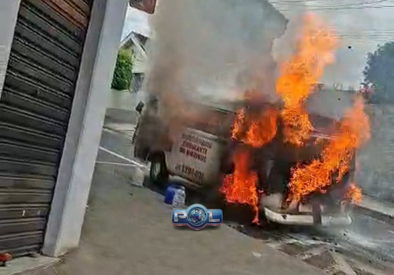 Incêndio destrói completamente Kombi no bairro São Francisco