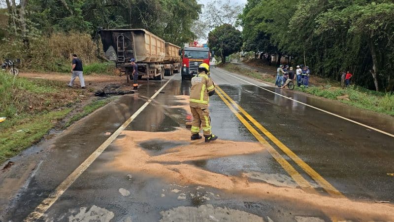 Carreta bitrem carregada com sorgo pega fogo na MG-230 no distrito de Salitre de Minas