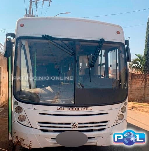 Ônibus furtado se envolve em acidente e suspeito é preso pela PM