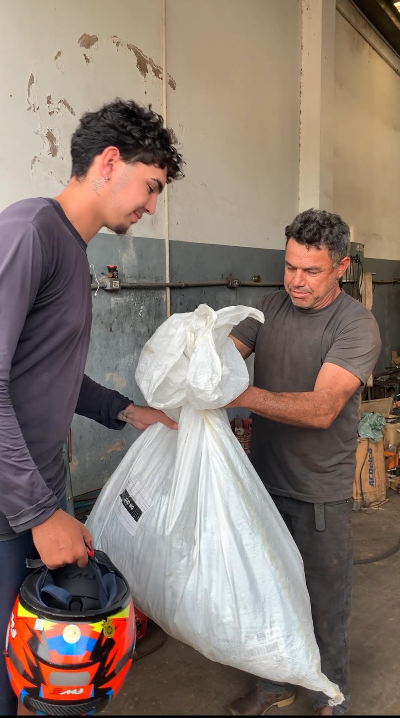 Mecânico acha pacote com produtos avaliados em mais de R$10 mil e o devolve a entregador