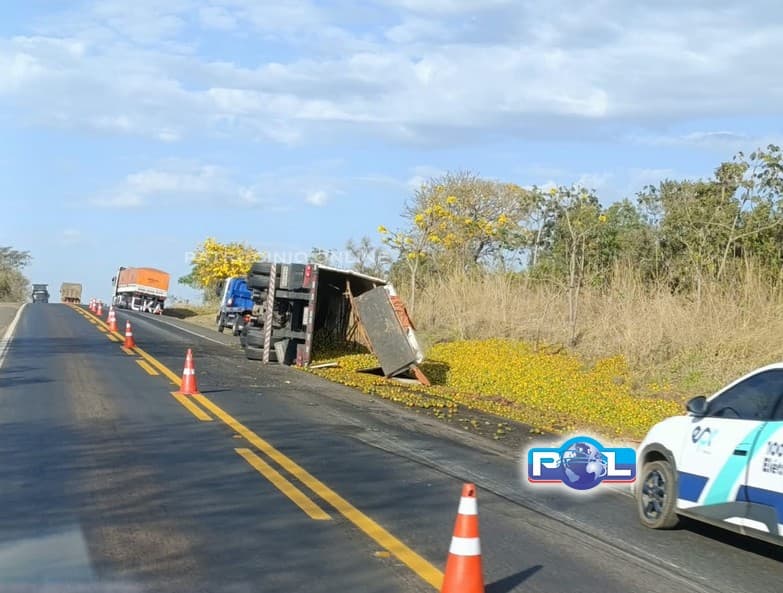 NOTÍCIA ATUALIZADA; Carreta carregada de laranja tomba na BR-365, em Patrocínio, e deixa trânsito em sistema de Pare e Siga