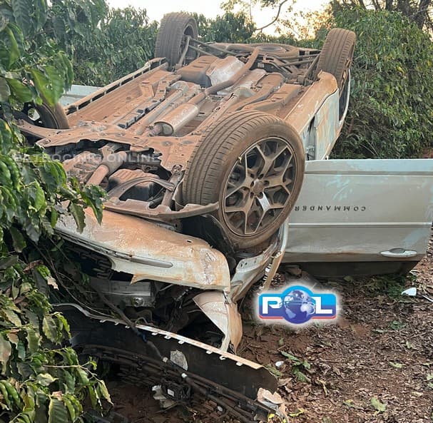 Quatro pessoas ficam feridas após carro sair da pista e capotar em meio a plantações de café na MG-230, em Patrocínio