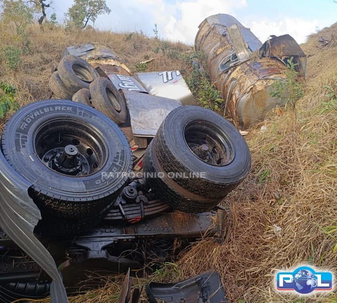 NOTÍCIA ATUALIZADA COM VÍDEO: Carreta de leite capota, cai em ribanceira de 50 metros e deixa feridos na MG-230, em Serra do Salitre