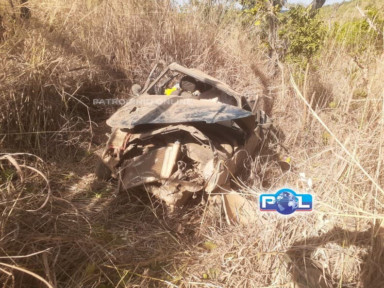 Carro que transportava mudança capota na BR-365 e deixa pessoas feridas