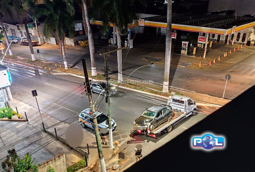 Condutor sem CNH perde controle de carro, atravessa canteiro, bate contra poste, resiste à abordagem, tenta cuspir em militares e é conduzido pela PM