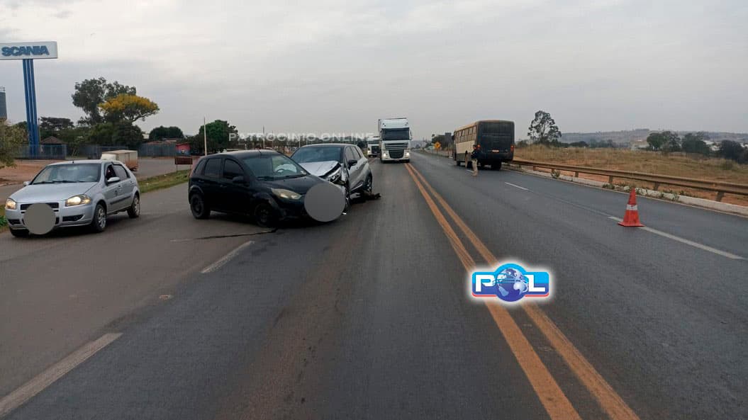 Renault Captur e Ford Fiesta colidem na BR-365 após retorno proibido e motorista foge do local