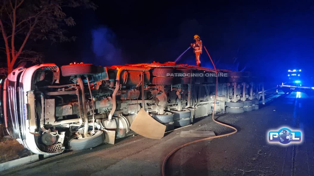 Motorista perde controle de carreta carregada de estopa de algodão, que tomba e tem princípio de incêndio na BR-365, próximo ao trevo de Coromandel.