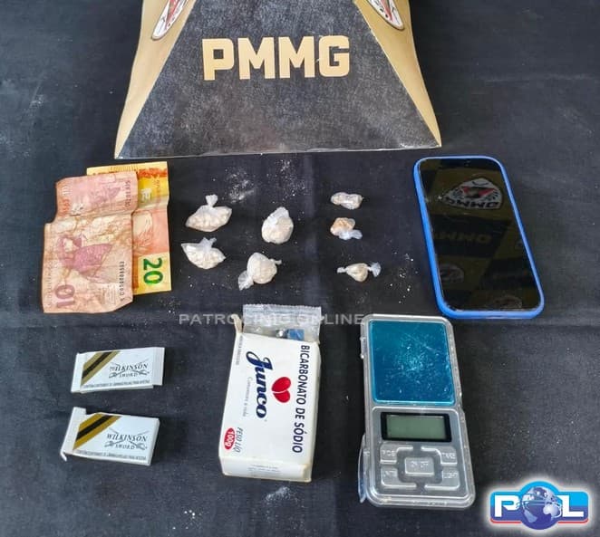 PM aborda motociclista, que resiste à abordagem, foge para área de mata e acaba preso com drogas e materiais do tráfico