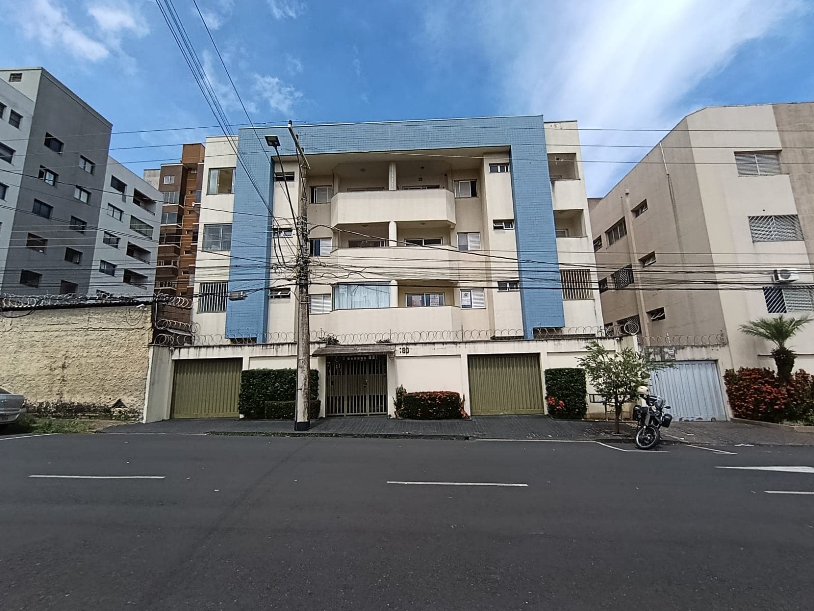 ALUGA-SE APARTAMENTO EM UBERLÂNDIA
