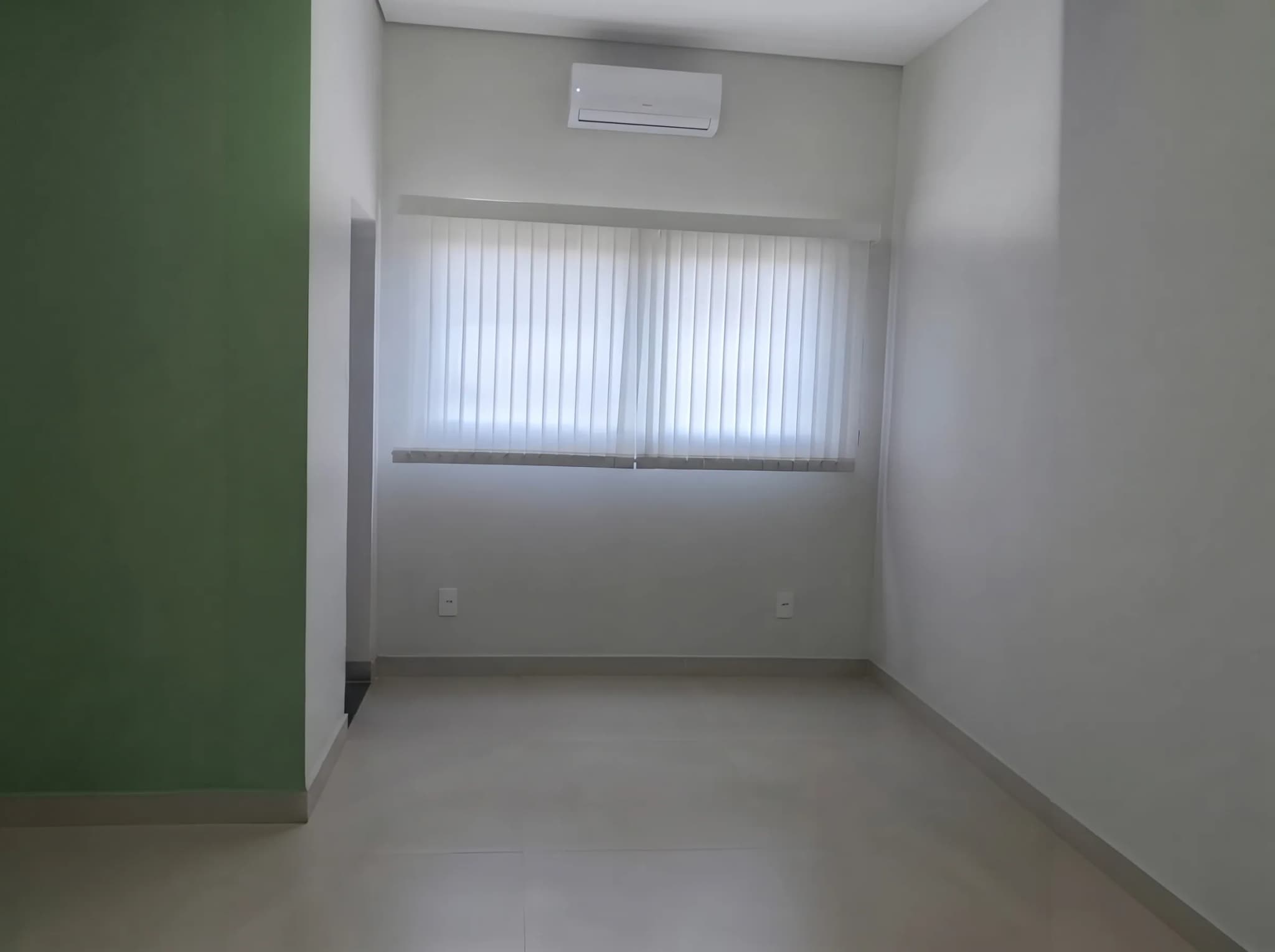 Clínica Santa Clara: Aluga-se sala comercial na Praça Honorato Borges.