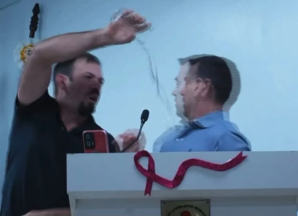 Vereadores trocam socos após copo de água ser jogado durante sessão no RS; assista ao vídeo