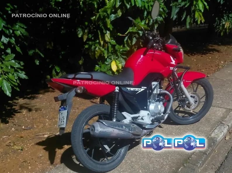 Jovem é arremessado cerca de 15 metros após acidente de moto e enfermeira presta socorro antes da chegada do Samu