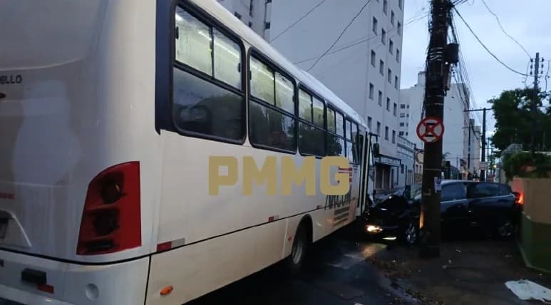 Carro bate contra imóvel e poste após colisão com micro-ônibus em Uberlândia.