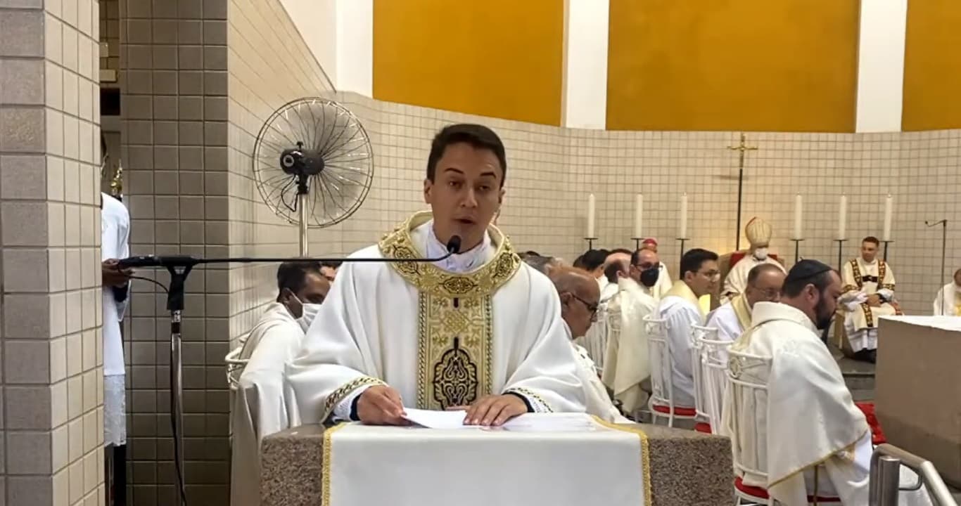 REVEJA a Ordenação sacerdotal do patrocinense Rafael Melo e dos seminaristas Ariovaldo Afonso e Gabriel Marques direto da Catedral Santa Teresinha em Uberlândia