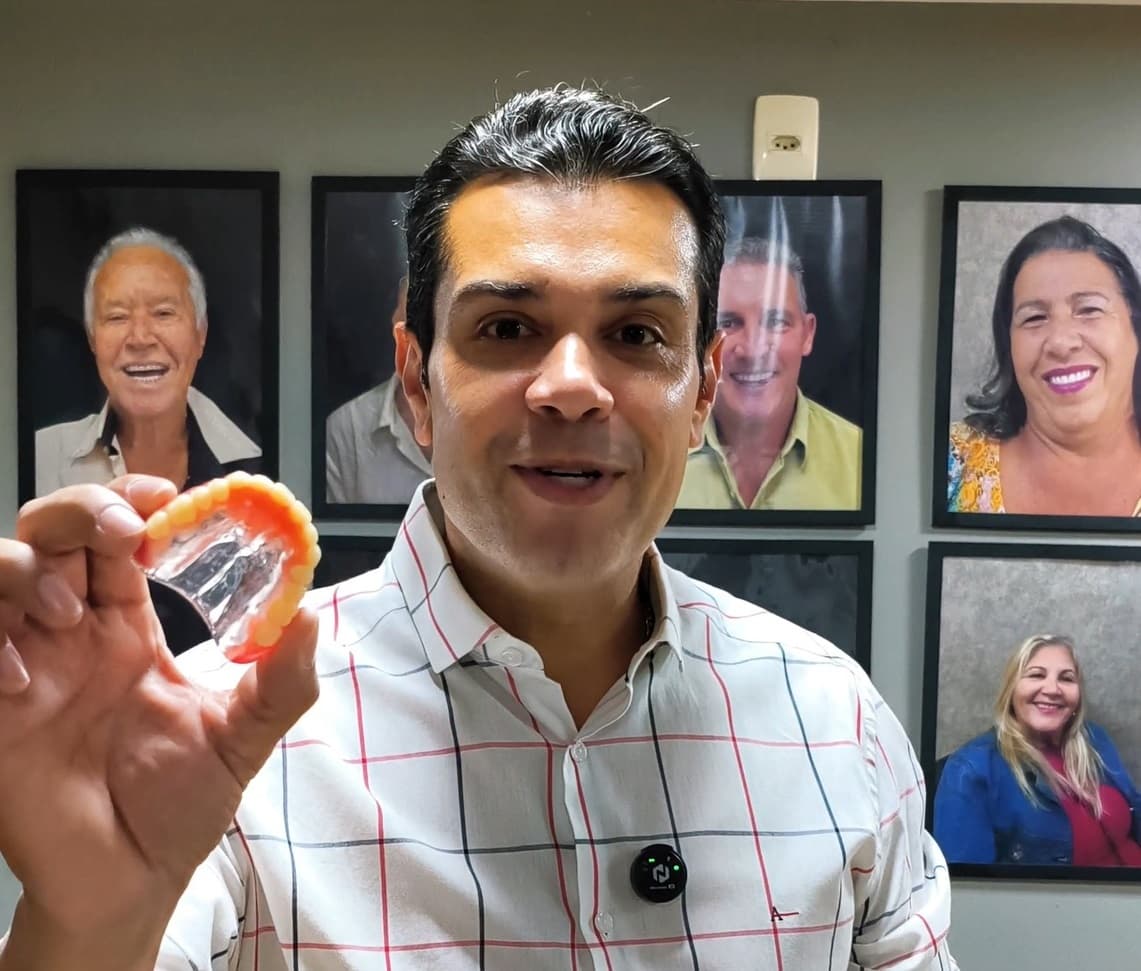 Quer trocar a dentadura por uma prótese fixa? Clínica Volte a Sorrir tem condições especiais