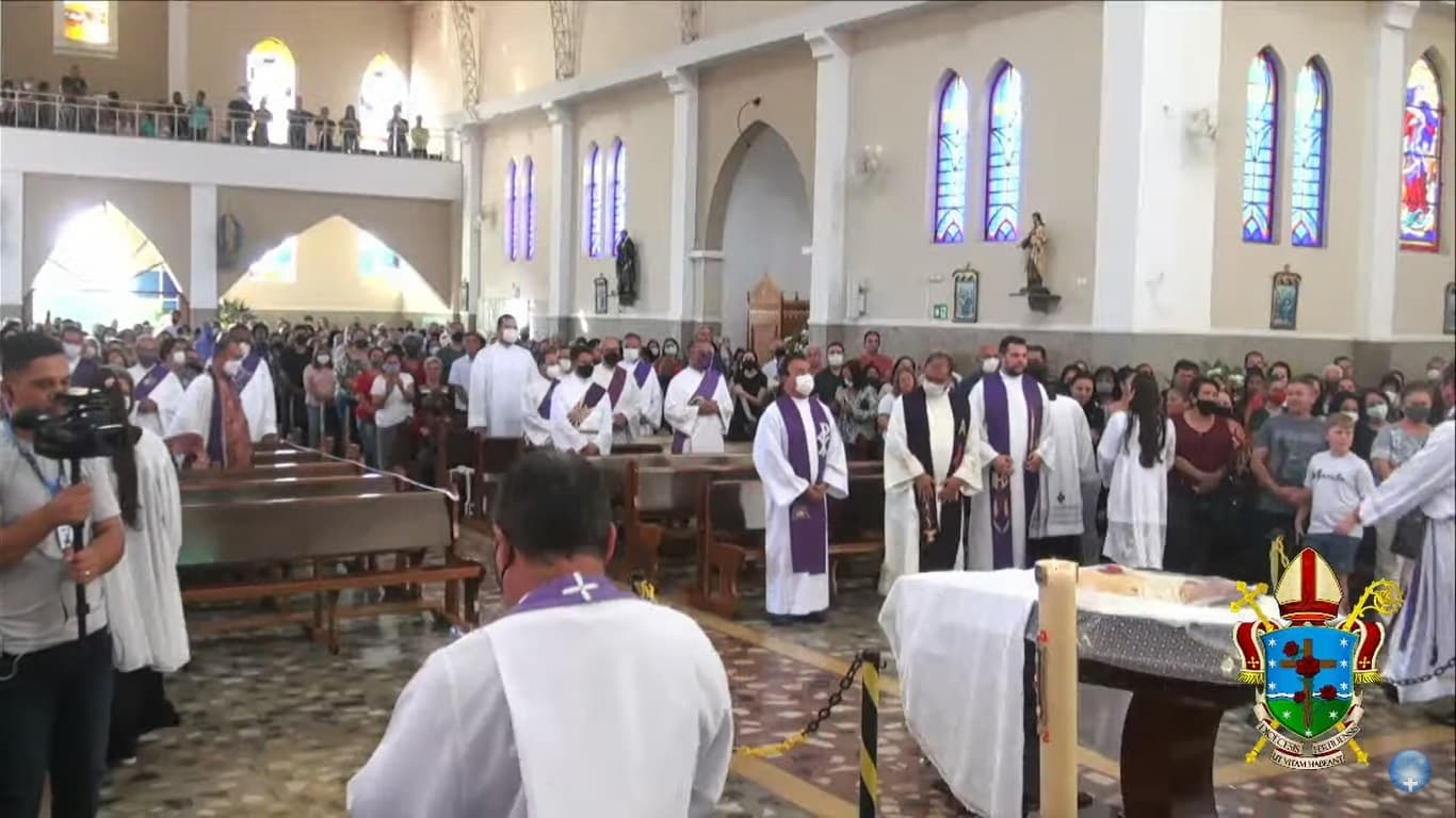 REVEJA a Santa Missa de exéquias Padre Júlio Cézar Siqueira